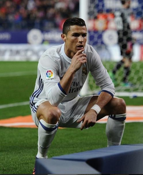 跨界致敬！阿根廷网球选手塞伦多洛晋级后在镜头签名“MESSI∞”